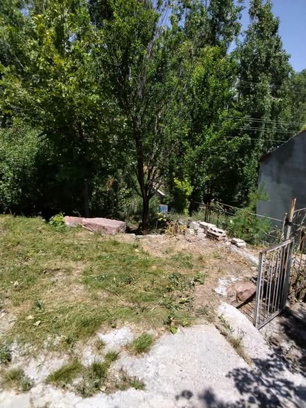 Erak Emlaktan Satılık Horasan İnönü Mah.de Toplam 337 M2 Lı Arsa Üzerinde 2+1 Sobalı Bahçeli Ve Catılı Ev